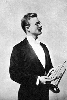 Photo d'Herbert L. Clarke tenant un cornet  pistons